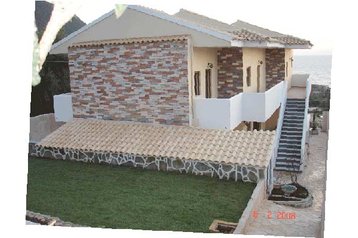 Grecia Chata Paramonas, Exterior